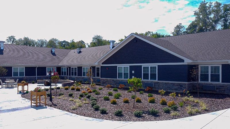 Beautifully landscaped courtyard at Charter Senior Living of Paducah, KY, offering outdoor seating, walking paths, and a peaceful environment for resident relaxation and socialization.